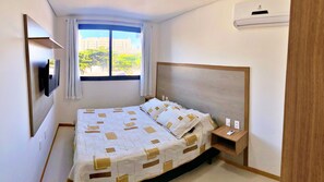 1 室のベッドルーム、高級寝具、ピロートップベッド、デスク