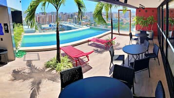 Piscina interna, guarda-sóis, espreguiçadeiras