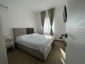 4 chambres, bureau, chambres insonorisées, fer et planche à repasser