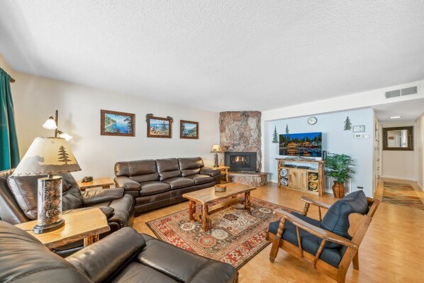 Smart TV, fireplace, DVD player