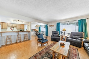 Smart TV, fireplace, DVD player