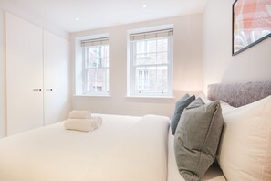 2 bedrooms, desk, iron/ironing board, travel crib - City of London Cosy 2 Bedroom (London)