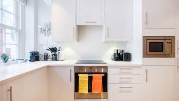 冰箱、微波炉、烤箱、炉灶