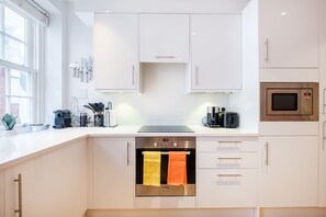 Fridge, microwave, oven, stovetop - City of London Cosy 2 Bedroom (London)