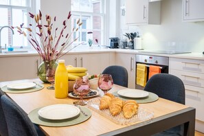 Dining - Cozy 2BR Steps from Tower Hill & Tower Bridge (London)