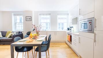 冰箱、微波炉、烤箱、炉灶