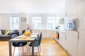 Een koelkast, een microgolfoven, een oven, een kookplaat
