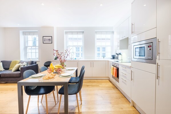 Fridge, microwave, oven, stovetop - City of London Cosy 2 Bedroom (London)