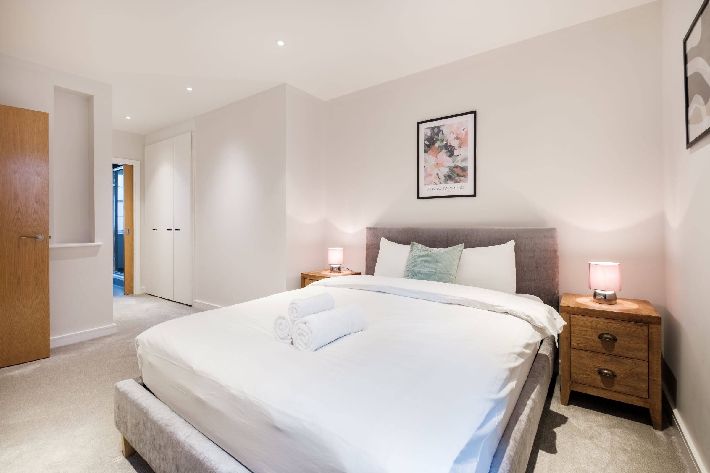 2 Schlafzimmer, Schreibtisch, Bügeleisen/Bügelbrett, Reisekinderbett