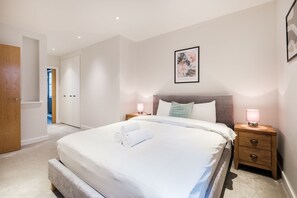 2 bedrooms, desk, iron/ironing board, travel cot - Cozy 2BR Steps from Tower Hill & Tower Bridge (London)