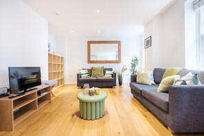 TV, offices - Cozy 2BR Steps from Tower Hill & Tower Bridge (London)