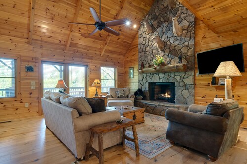 Pet Friendly, Shade Tree Lodge, Minutes to Downtown Blue Ridge, GA
