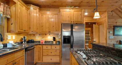 Pet Friendly, Shade Tree Lodge, Minutes to Downtown Blue Ridge, GA