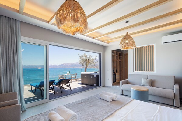 Master Suite with Panoramic Sea View & Outdoor Jetted Tub | Memory foam beds, in-room safe, desk, soundproofing - Skipper Beachfront Suites (Hersonissos)