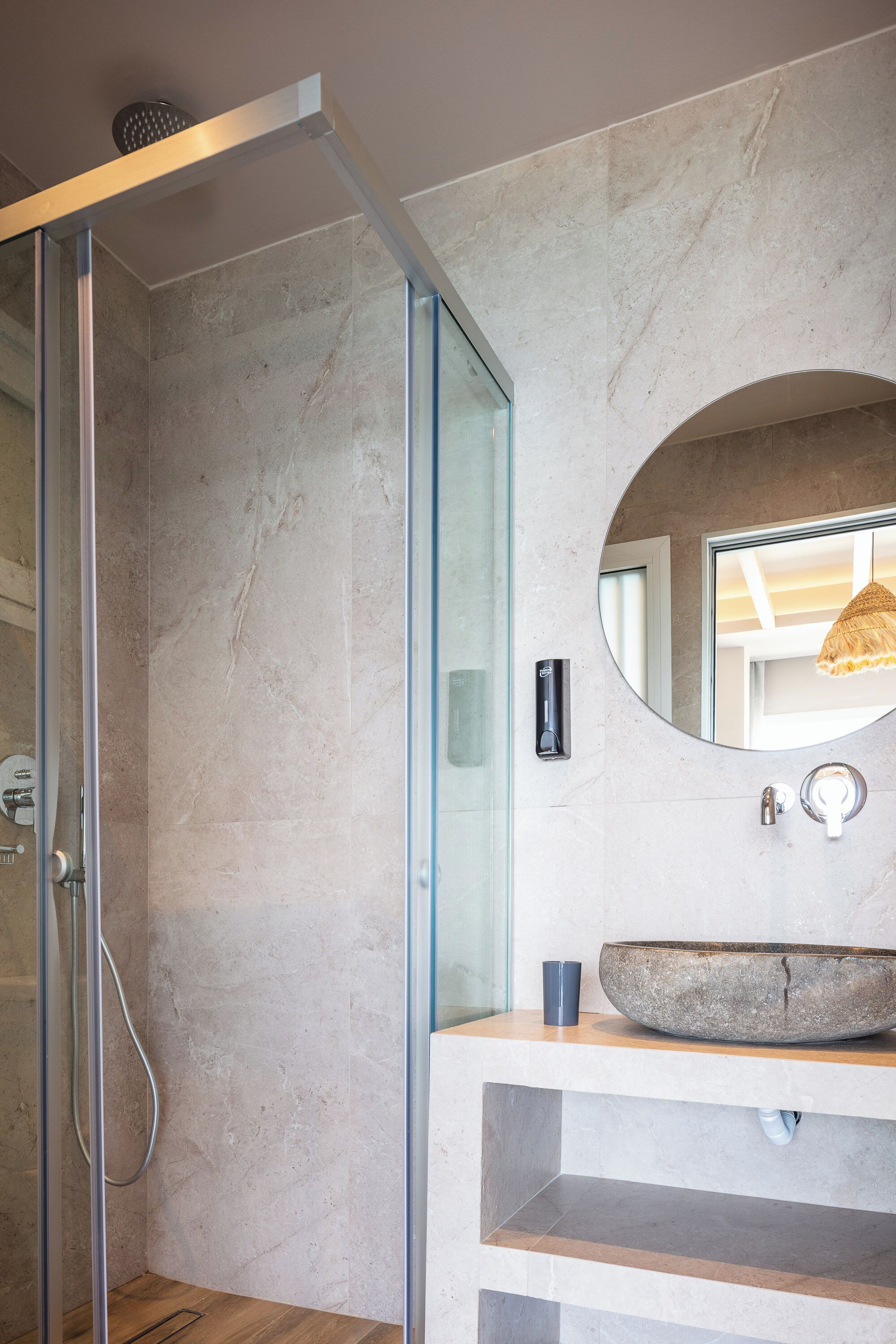 Suite Premium, vistas al mar | Baño | Ducha, secador de pelo, zapatillas y toallas