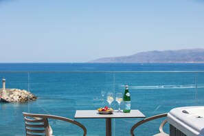 Master Suite with Panoramic Sea View & Outdoor Jetted Tub | Parveke