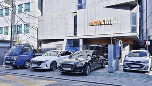Un edificio moderno con un letrero que dice "HOTEL TAO".