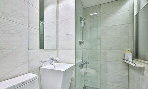 Standard-Doppelzimmer | Badezimmer | Dusche, kostenlose Toilettenartikel, Haartrockner, Bademäntel