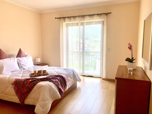 3 bedrooms, iron/ironing board, travel cot, Internet