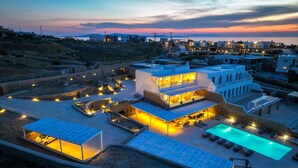 Une villa moderne dotée d’une piscine, de panneaux solaires et offrant une vue imprenable sur le coucher de soleil.