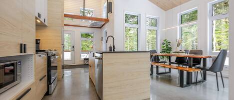 ثلاجة، ميكروويف، فرن، موقد طهي مسطح