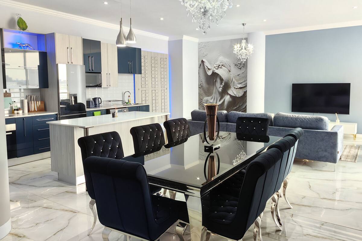 Suite – business | Oppholdsområde | En 65-tommers smart-TV med kabel-kanaler samt Netflix