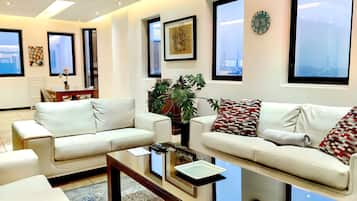 精緻開放式套房 | 起居區 | 55-吋智慧型電視、有線頻道、Netflix、串流服務