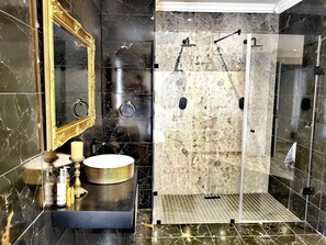 Business Suite | Bathroom | Separate bathtub and shower, deep-soaking bathtub, rainfall showerhead - 4 on Pritchard (Johannesburg)