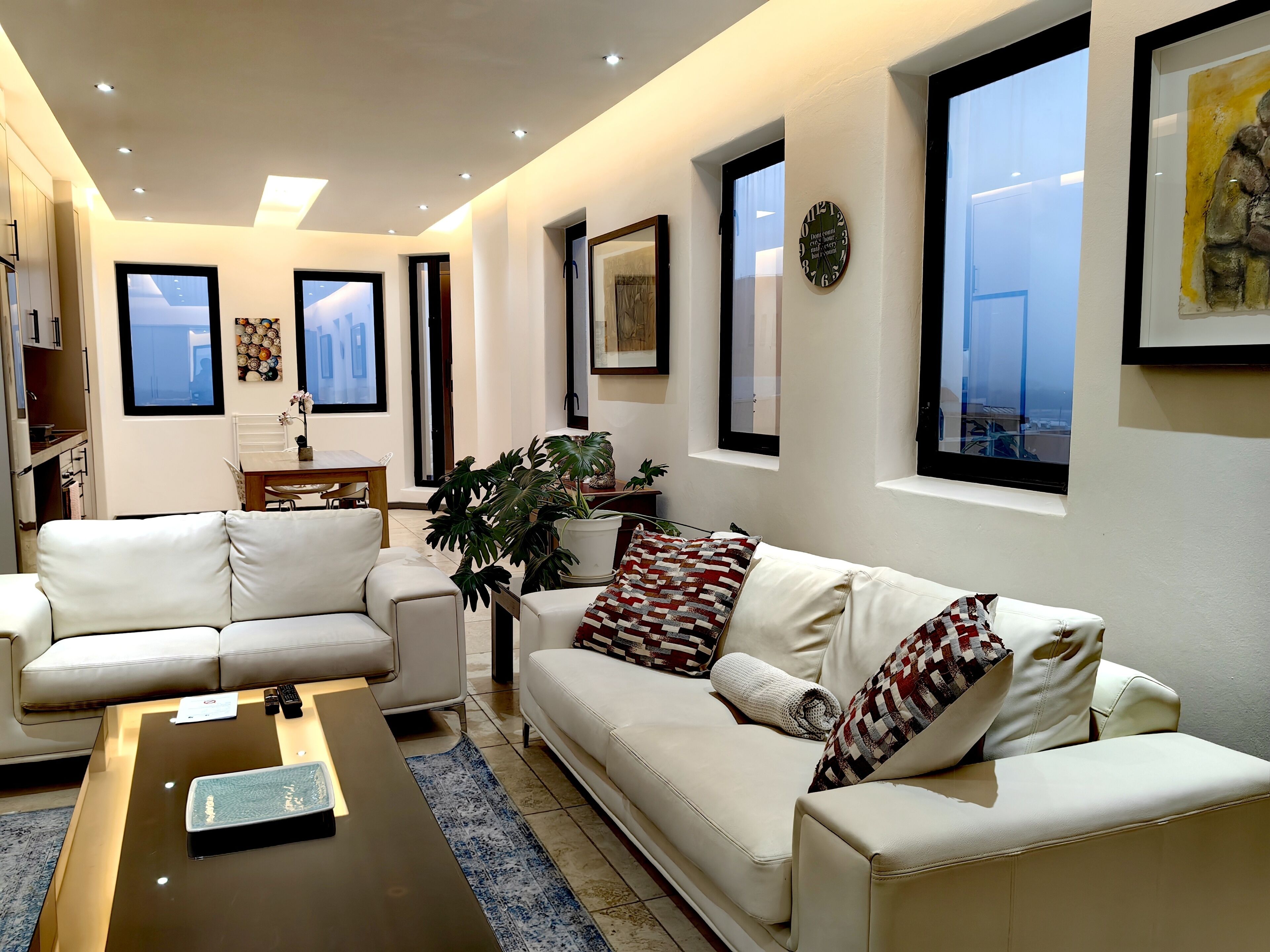 Elite studio suite | Woonruimte | Een 55-inch smart-tv met kabelzenders, Netflix en streamingdiensten