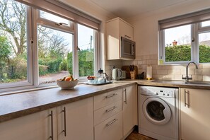 Een koelkast, een microgolfoven, een oven, een waterkoker