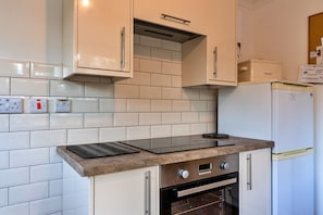 Een koelkast, een microgolfoven, een oven, een waterkoker