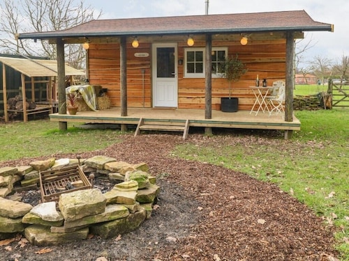 Cosy Lodge completely on your own in an acre of land. and will take 2 dogs