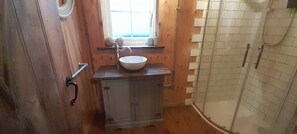 Een douche, handdoeken, zeep