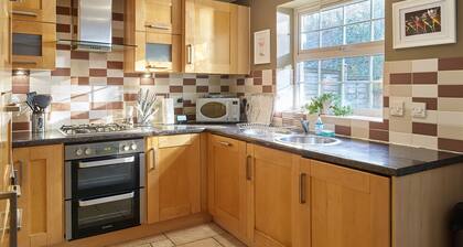 Stunning 3 Bed Town House with Private Parking