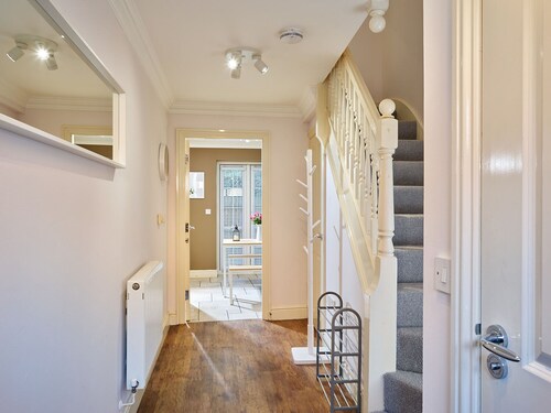 Stunning 3 Bed Town House with Private Parking