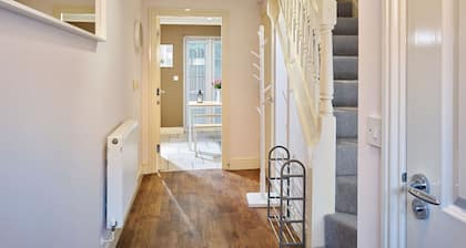 Stunning 3 Bed Town House with Private Parking