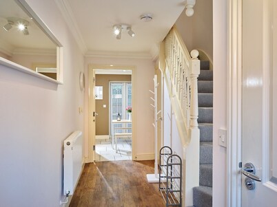 Stunning 3 Bed Town House with Private Parking