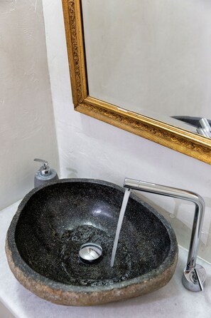 Asciugacapelli, asciugamani, shampoo