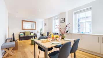 Apartamento urbano, 2 quartos, para não fumantes | Área de estar | Smart TV 40 polegadas com canais a cabo, TV, pisos aquecidos
