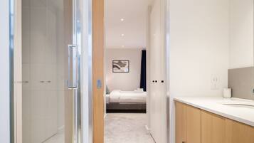 City Apartment, 2 Bedrooms, Non Smoking | Bathroom | Hair dryer, towels