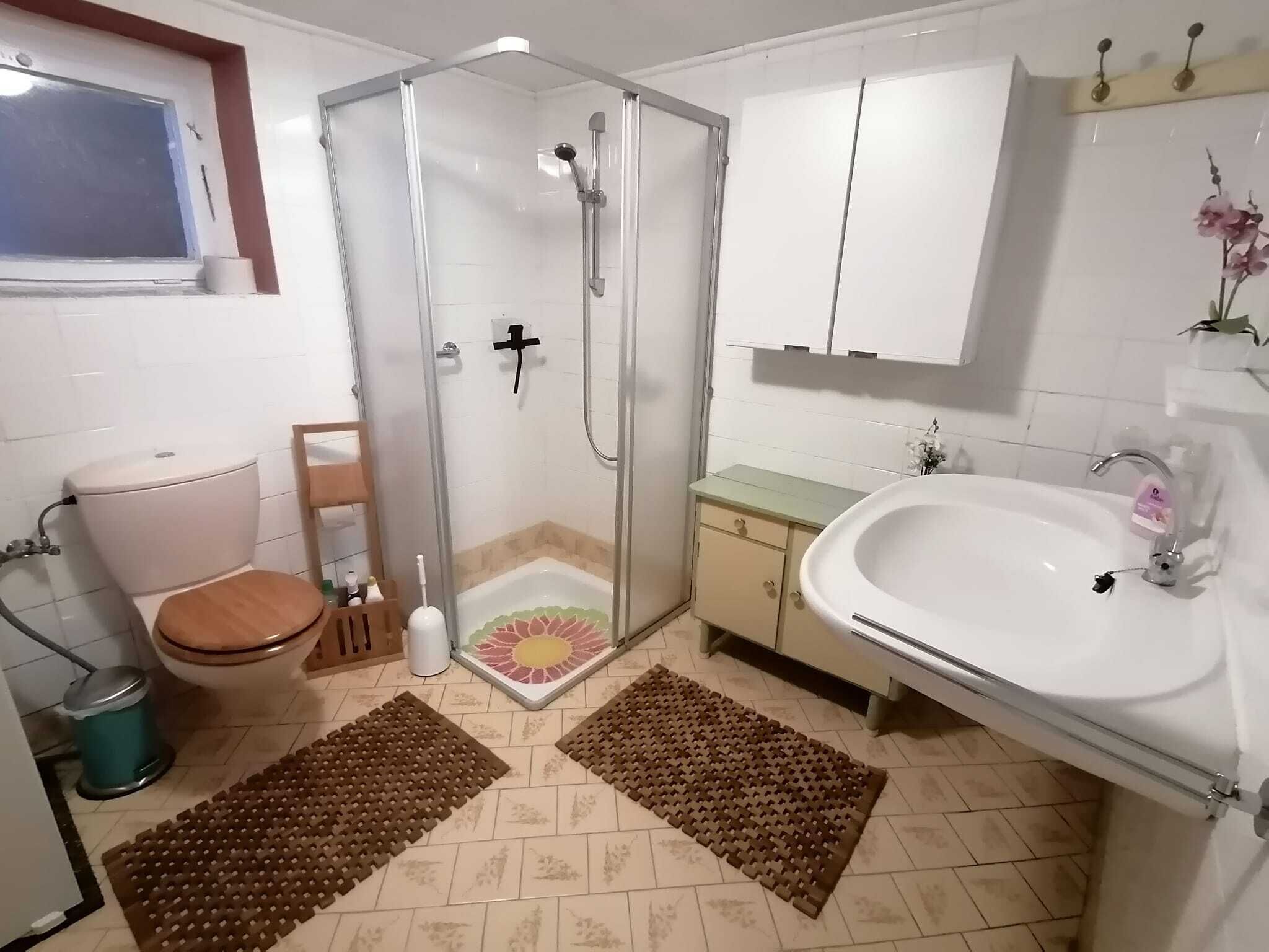 Dusche, Seife, Toilettenpapier