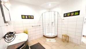 A bathroom with a shower, a toilet, and a sink. - Apartment "Just Live" at the mill pond (Wismar)