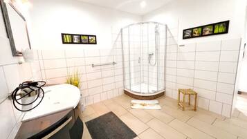 Douche, sĂšche-cheveux, savon, papier toilette