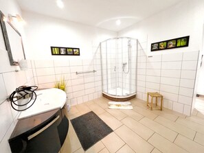 Dusche, Haartrockner, Seife, Toilettenpapier