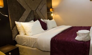 Executive Room | Egyptian cotton sheets, premium bedding, individually furnished, desk - Iris Gold Suite (Ibadan)