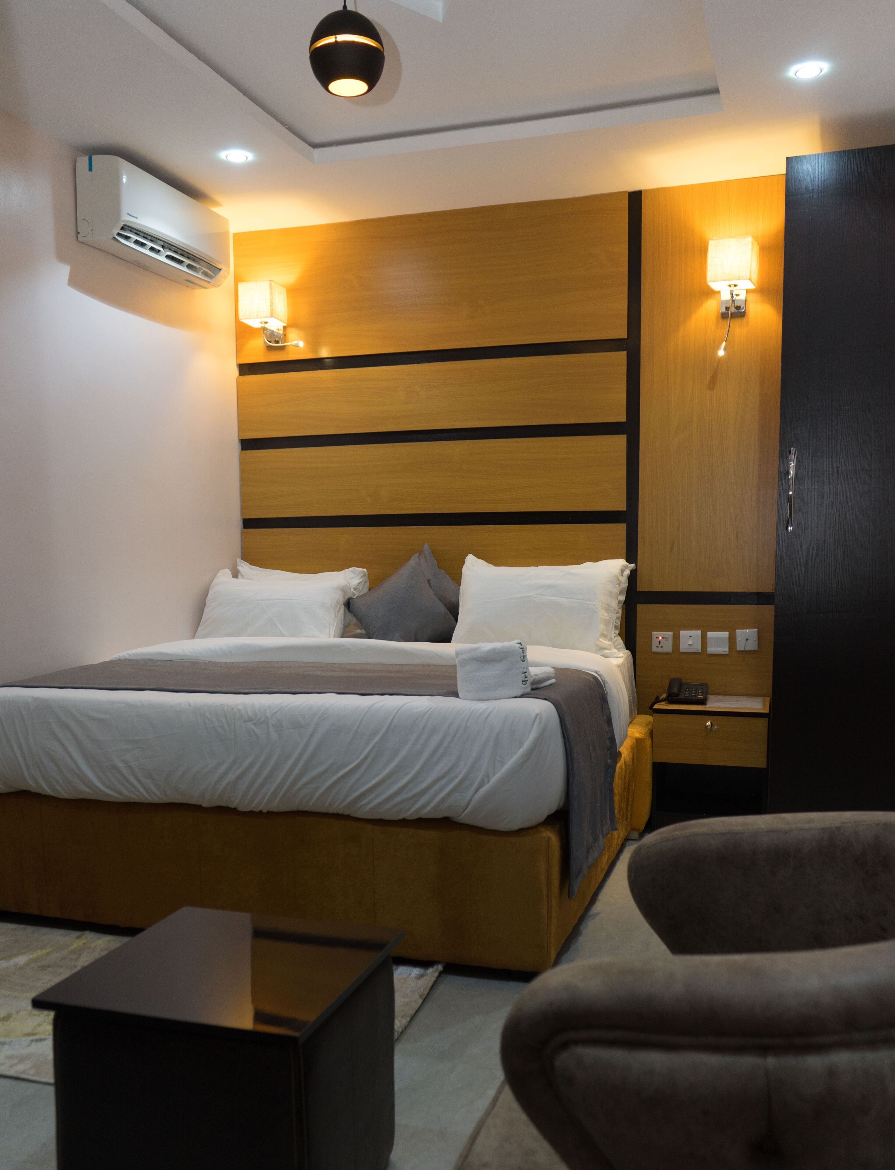 Egyptian cotton sheets, premium bedding, individually furnished, desk