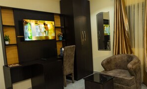Royal Suite | Egyptian cotton sheets, premium bedding, individually furnished, desk - Iris Gold Suite (Ibadan)