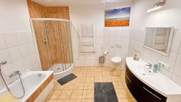 Een haardroger, zeep, toiletpapier