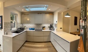 Private kitchen - 4Bedroom house With Fireplace and Sauna (London)