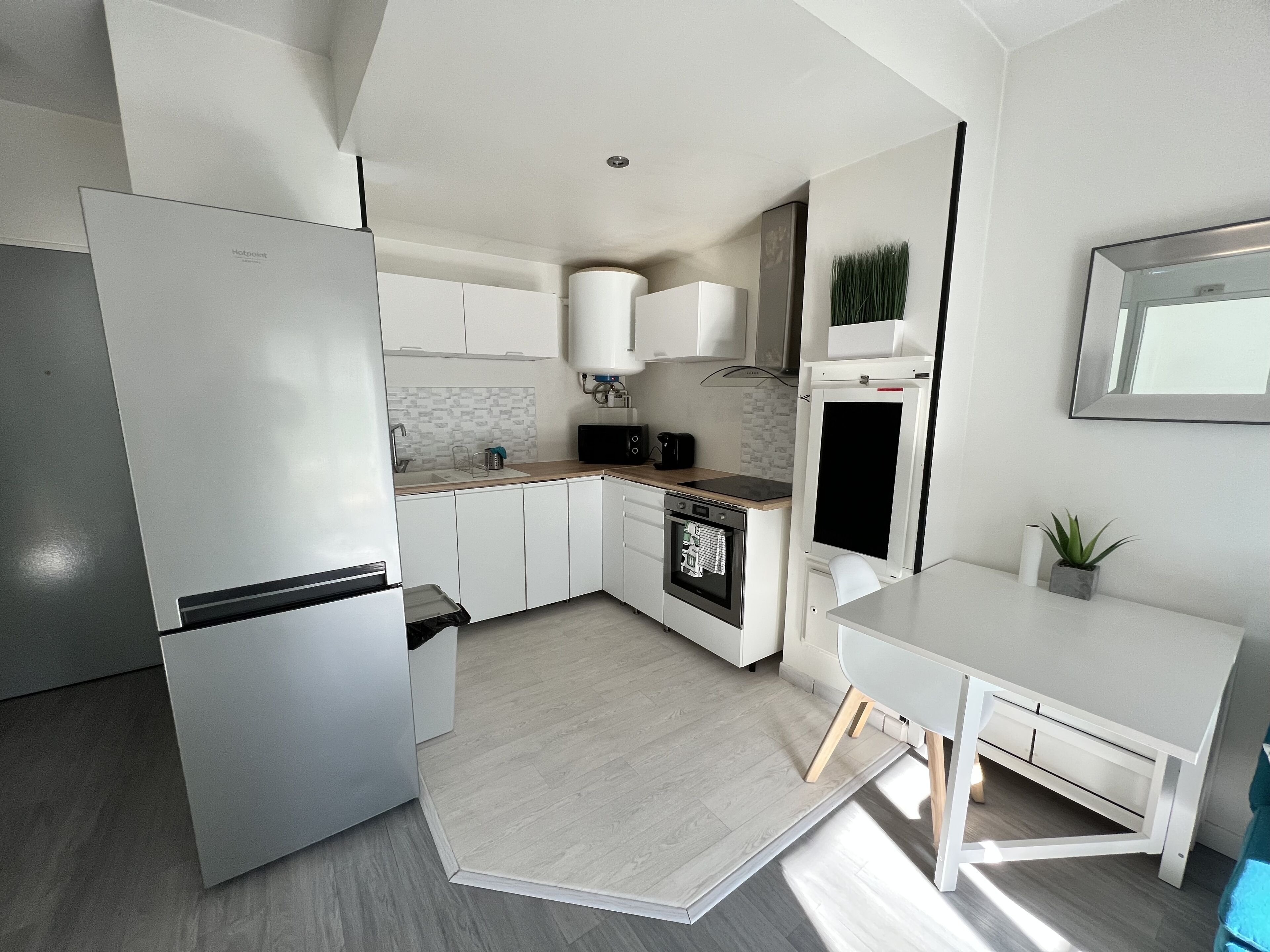 Réfrigérateur, micro-ondes, four, plaque de cuisson